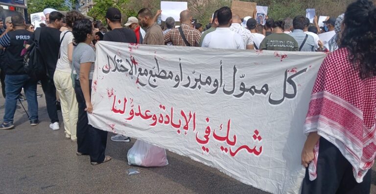 تدافع بين الجيش ومحتجين أمام السفارة المصرية (فيديو)