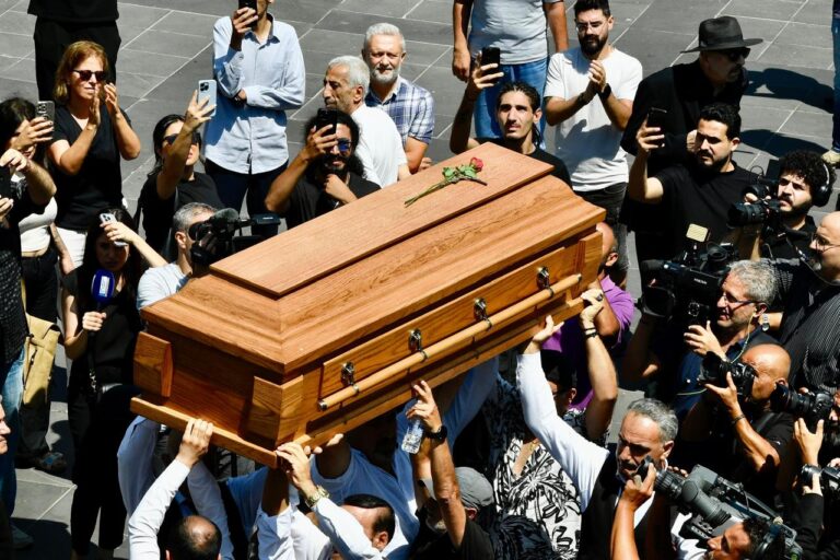 فنانون وسياسيون يودعون زياد الرحباني إلى مثواه الأخير (صور )