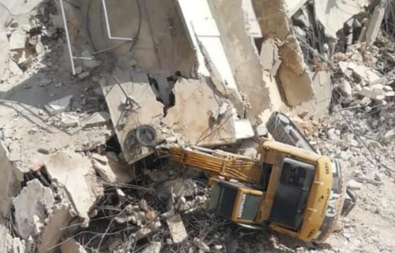 سقوط مبنى متضرر على آلية (فيديو)