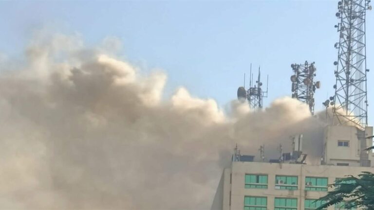 جرحى وأضرار في حريق بمركز اتصالات رئيسي في القاهرة (فيديو)