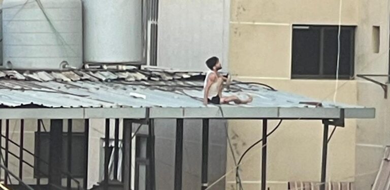 ألقى بنفسه هرباً من الجيش! (فيديو)