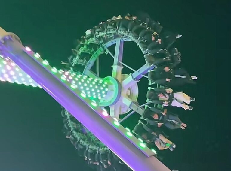 سقوط لعبة كهربائية وإغلاق المنتجع! (فيديو)