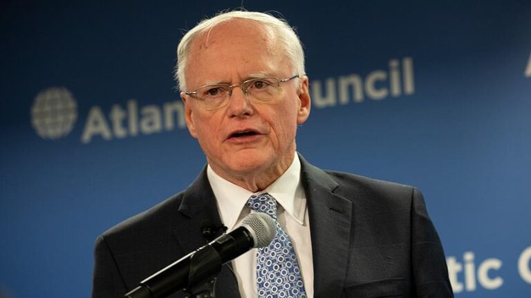 إحراج مسؤول أميركي على الهواء.. وينسحب! (فيديو)