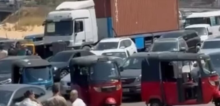 “التوك توك” يقطع طريق طرابلس (فيديو)