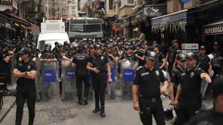 تركيا تحظر مجلة “ليمان”