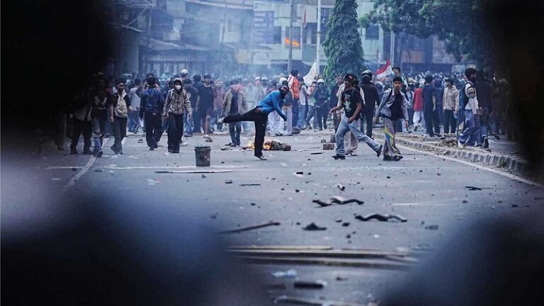 قتلى بعد إضرام متظاهرين النار في برلمان إقليمي بإندونيسيا