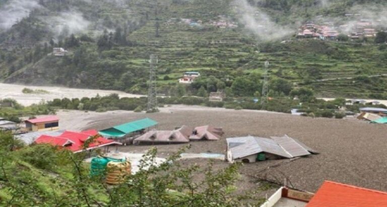 مقتل 4 أشخاص وفقدان العشرات بفيضانات الهند (فيديو)