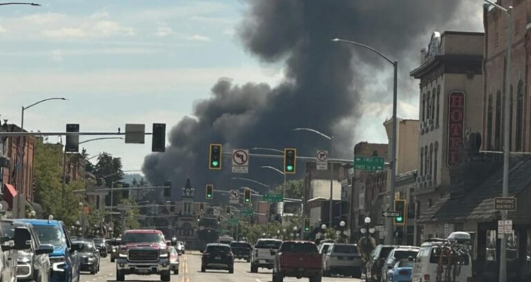 طائرة صغيرة تصطدم بطائرات متوقفة في مطار أميركي (فيديو)
