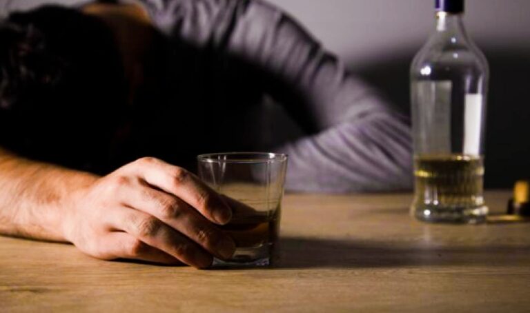 القبض على 67 متهماً بصناعة خمور فاسدة