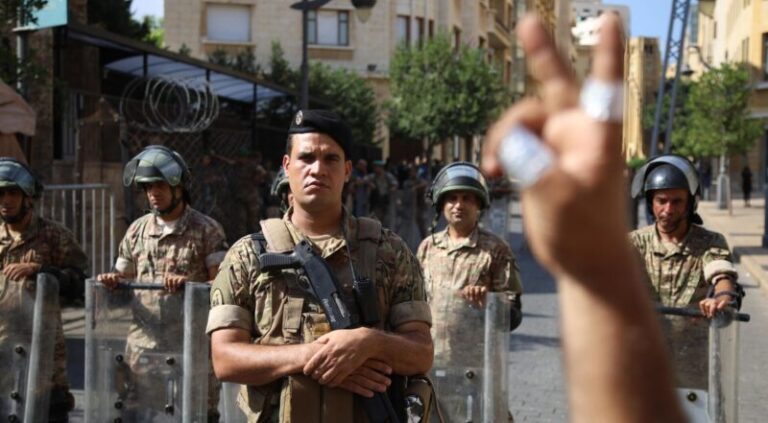 الجيش: إطلاق قذائف المدفعية الخلبية عند وصول البابا