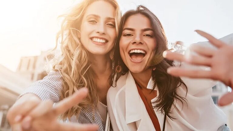 كيف يعزز “هرمون الحب” الصداقة؟