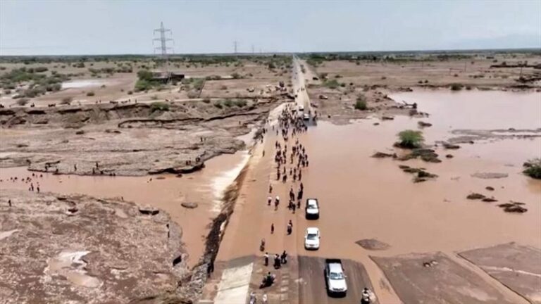 بالفيديو – قتلى وجرحى بسيول في اليمن