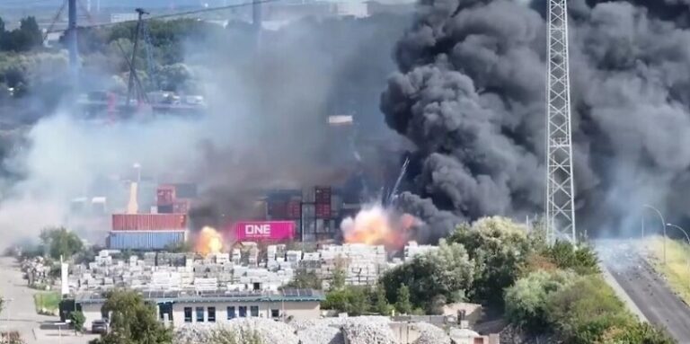 كارثة في ميناء هامبورغ الألماني: انفجارات وحرائق وجرحى! (فيديو)