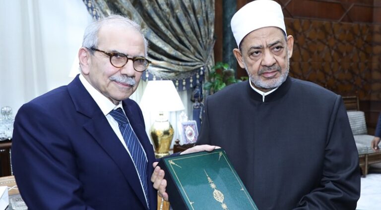 سلام يزور شيخ الأزهر ويدعوه لزيارة لبنان