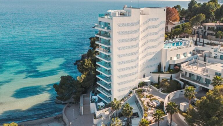 إصابة 100 سائح بتسمم غذائي في فندق بإسبانيا