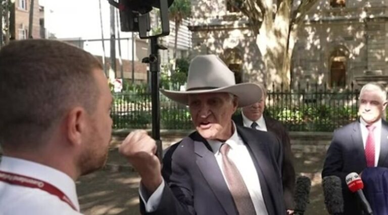 نائب أسترالي يهدد صحافياً.. لا تقل لي لبناني!