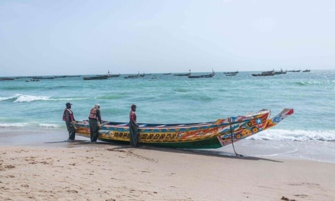 ارتفاع حصيلة انقلاب مركب مهاجرين قبالة موريتانيا إلى 69 قتيلاً