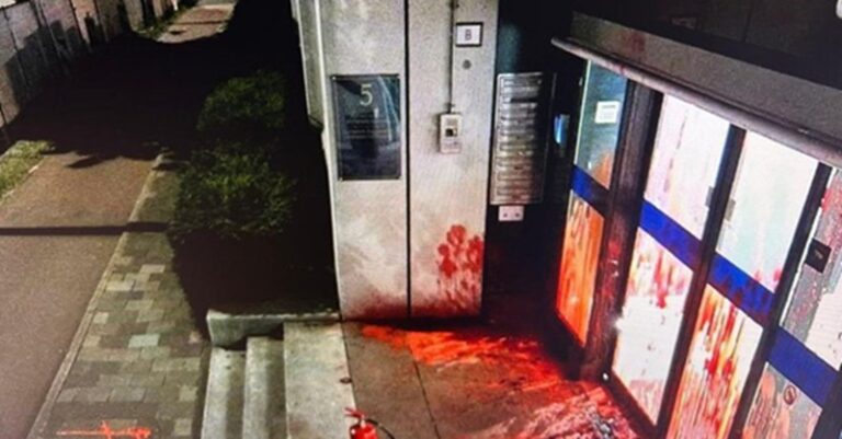 اعتقال 3 أشخاص حطموا باب السفارة الصهيونية في لاهاي