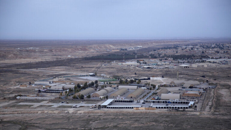 واشنطن تسحب جنودها من قاعدتي عين الأسد وفكتوريا بالعراق