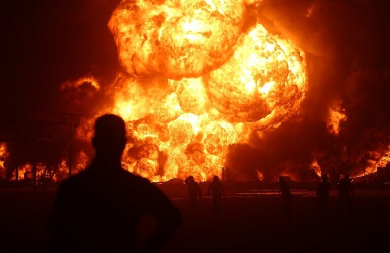 قتيل وإصابة العشرات بانفجار مصنع في أميركا (صورة)