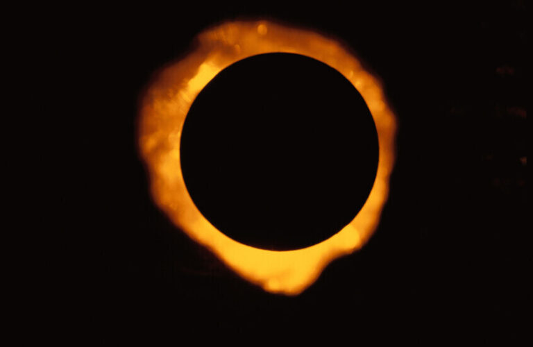 كيف يحدث الخسوف؟