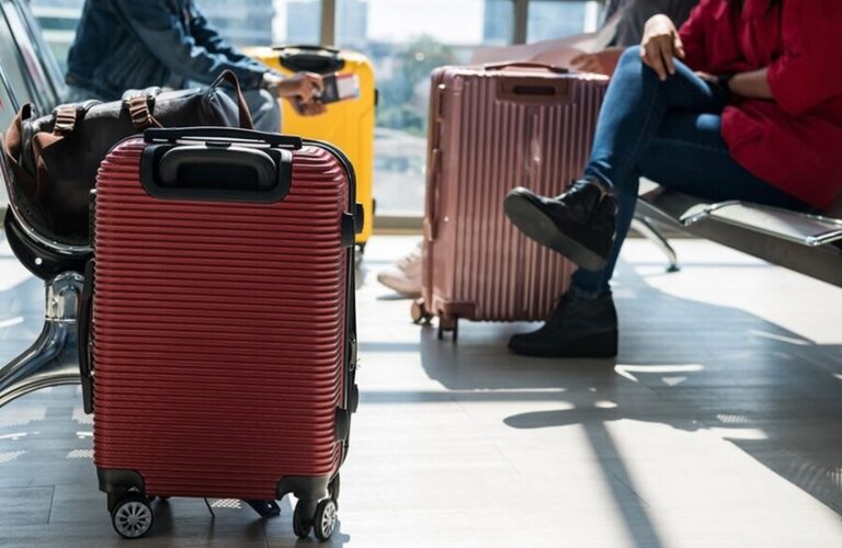 طفلة داخل حقيبة!