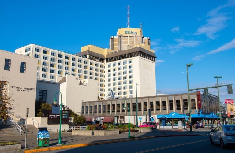 ترقباً لقمة بوتين ترامب.. فنادق في ألاسكا ترفع الأسعار