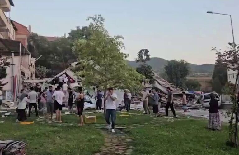 “زلزال باليكيسير” يدمر عدداً من المباني والمنازل (فيديوهات)