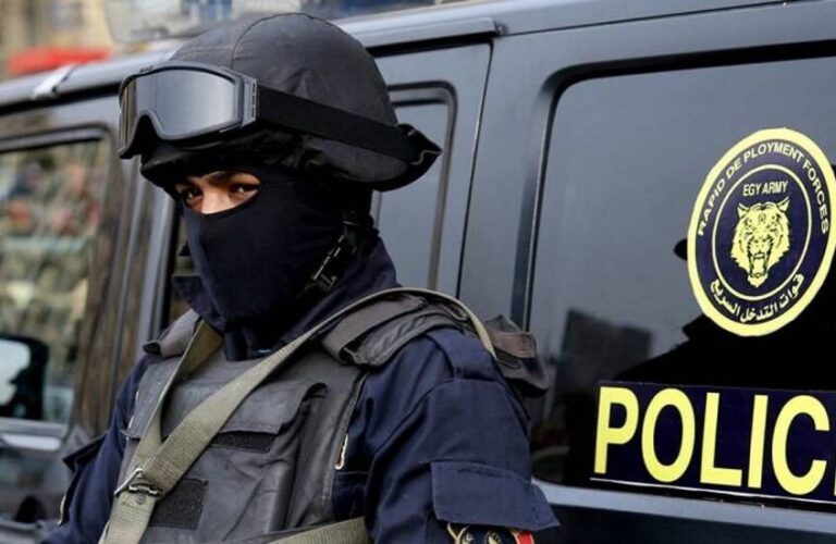 ضابط شرطة يشعل أزمة مع القضاة! (فيديو)