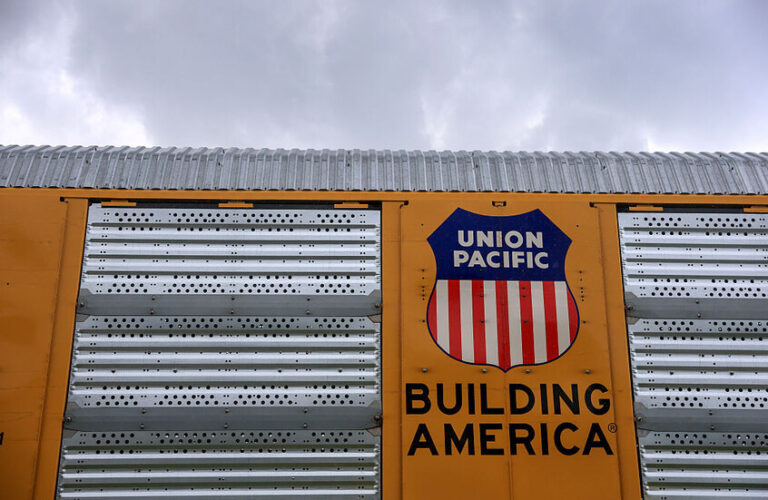 خروج 35 عربة قطار عن مسارها في أميركا (فيديو)