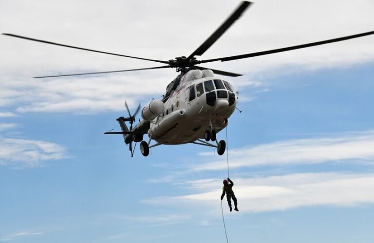 هبوط اضطراري قاسٍ لمروحية إنقاذ على قمة “بوبيدا”