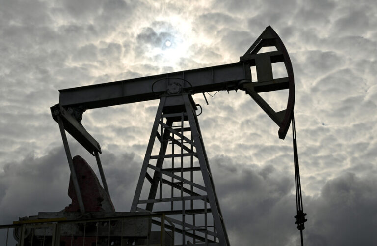 انخفاض أسعار النفط متأثرة بنهاية الطلب الصيفي