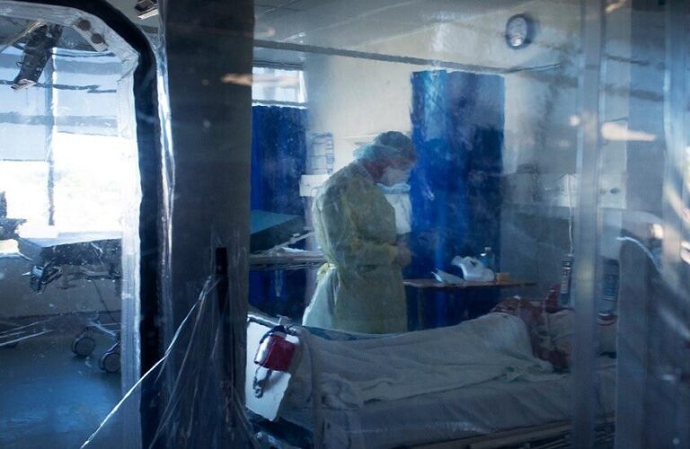 علماء يحذرون من خطر “وباء المرآة” على البشرية