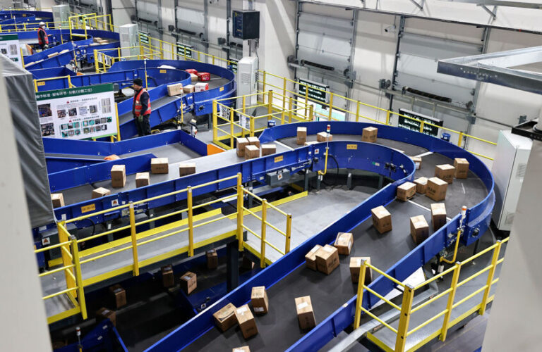 أكثر من 30 دولة توقف شحن الطرود إلى الولايات المتحدة