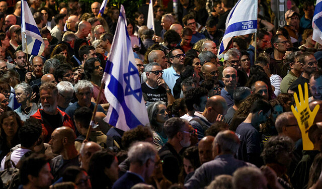 مظاهرات حاشدة وسط “تل أبيب”.. وصدام سياسي – عسكري؟