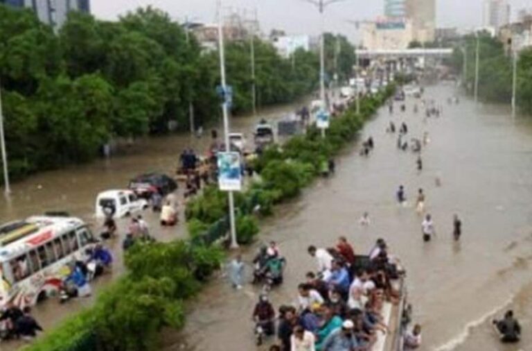 السلطات في باكستان استأنفت عمليات الإنقاذ والإغاثة