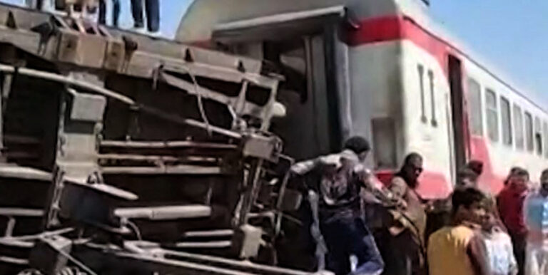 3 قتلى و54 مصابًا في حادث انقلاب عربات قطار في مصر (صور)