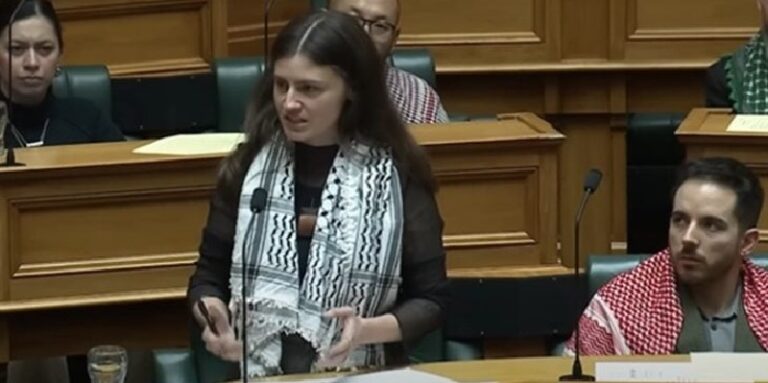 بالفيديو ـ طرد نائبة من البرلمان النيوزيلندي هتفت “فلسطين حرّة” ووصفت النواب أنهم “جبناء”