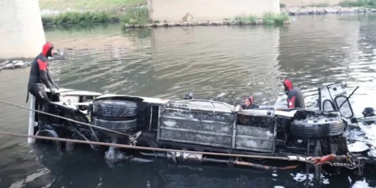 مصرع 18 شخصاً بسقوط حافلة في الجزائر (فيديو)