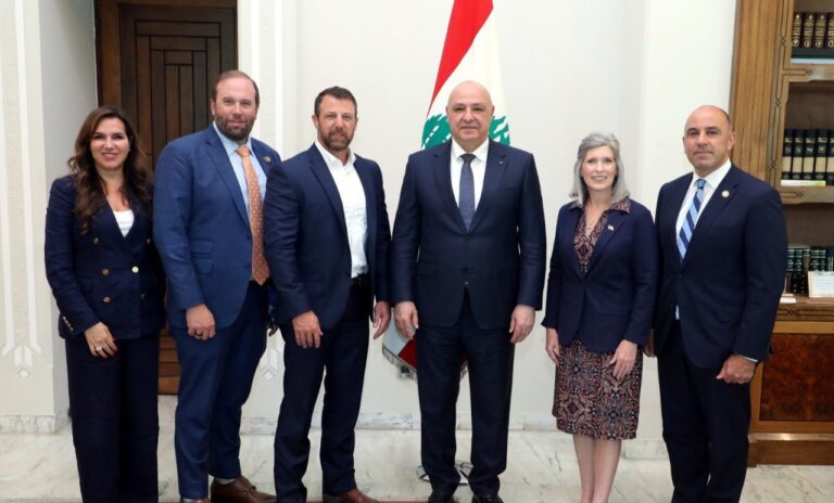 عون للوفد الأميركي: لتحقيق الانسحاب “الاسرائيلي” وإعادة الأسرى