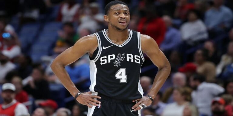 “مقابل 229 مليون دولار أميركي”.. سان انتونيو يمدد عقد نجمه ديأرون فوكس