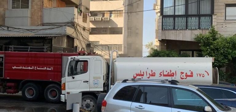 حريق في مستودع ثريات وأخشاب في طرابلس