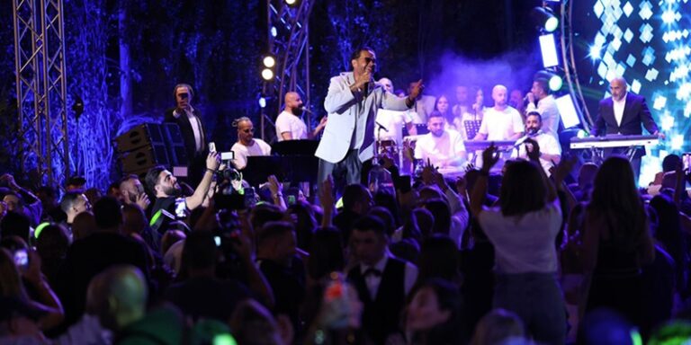 بالفيديو ـ بعد القبلات في مصر.. راغب علامة يثير الجدل مع معجبة في لبنان!