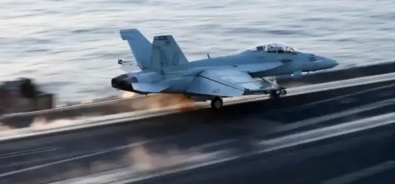 انفجار مقاتلة أميركية F/A-18 أثناء إقلاعها في ماليزيا