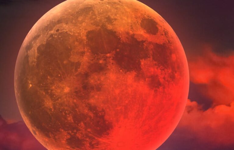 لماذا يتحول القمر إلى الأحمر الدموي؟
