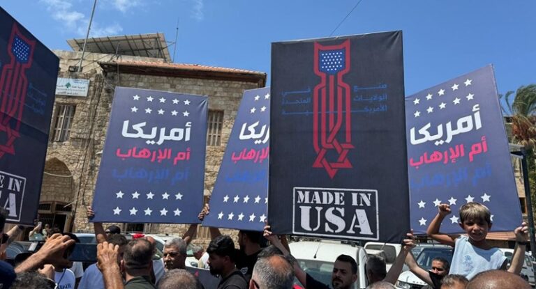 وقفة احتجاجية أمام سراي صور