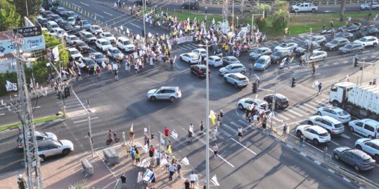 متظاهرون يغلقون طرقاً رئيسية بالقدس وتل أبيب (فيديو)