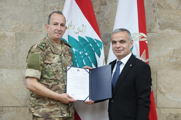 منح دراسية لأبناء شهداء الجيش من ثانوية الروضة