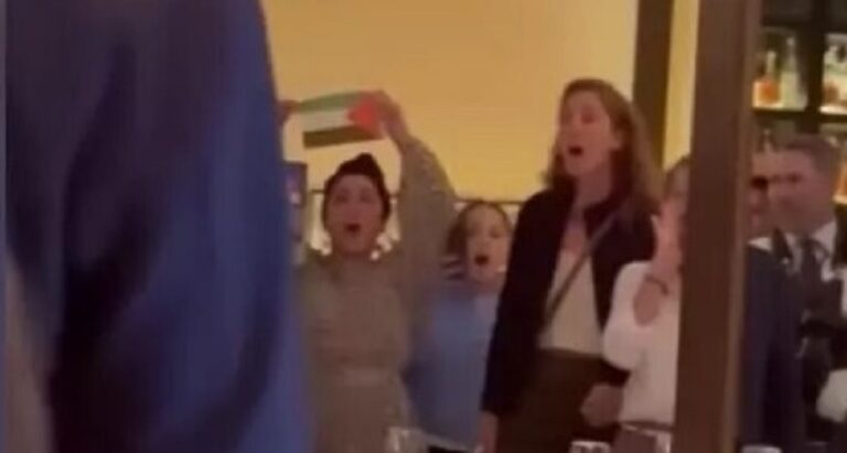 متظاهرون يقطعون عشاء ترامب: “هتلر عصرنا”! (فيديو)