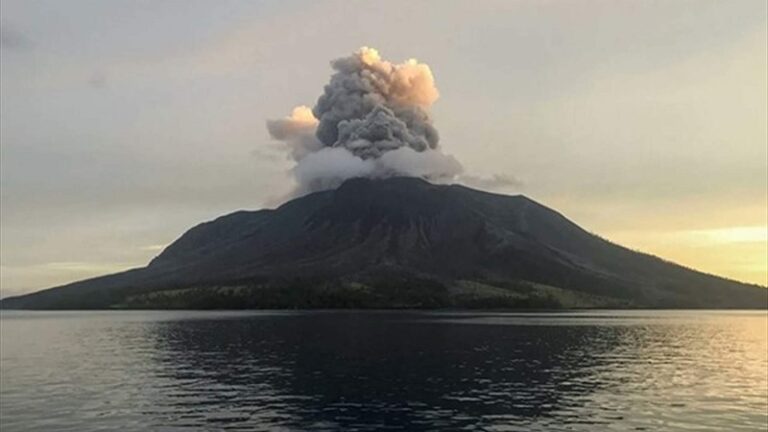 ثوران جديد لبركان لووتوبي لاكي-لاكي في إندونيسيا